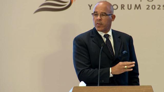 حين تخرّج المزرعة 955 طالبًا: دروس جلسة جيمس مور في منتدى جامعة اليمامة للأوقاف التعليمية