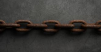 الصدمة التي يسببها الممولون: كيف تُشكّل وعي قادة المنظمات غير الربحية وتعيد تشكيل القطاع بأكمله؟